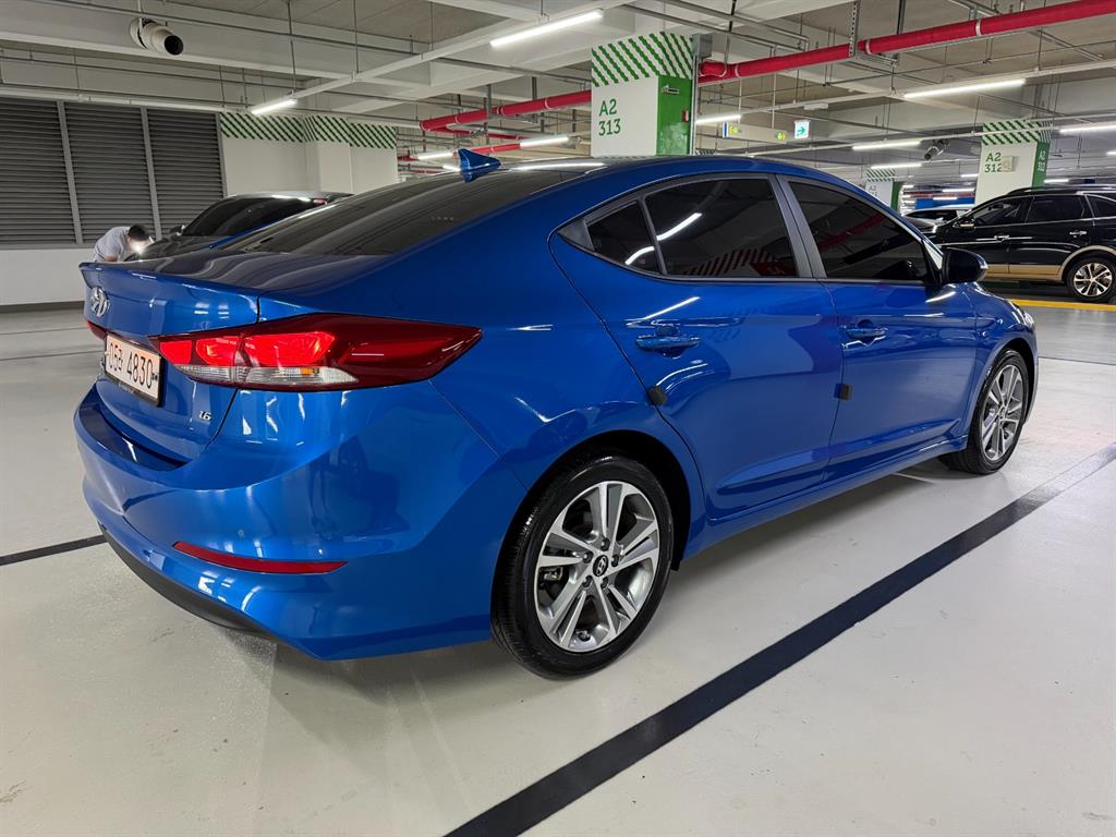 HYUNDAI Avante - Vista 5