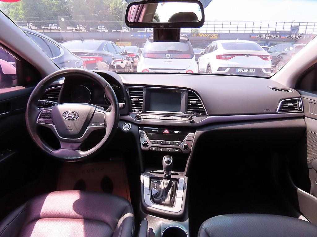 HYUNDAI Avante - Vista 9