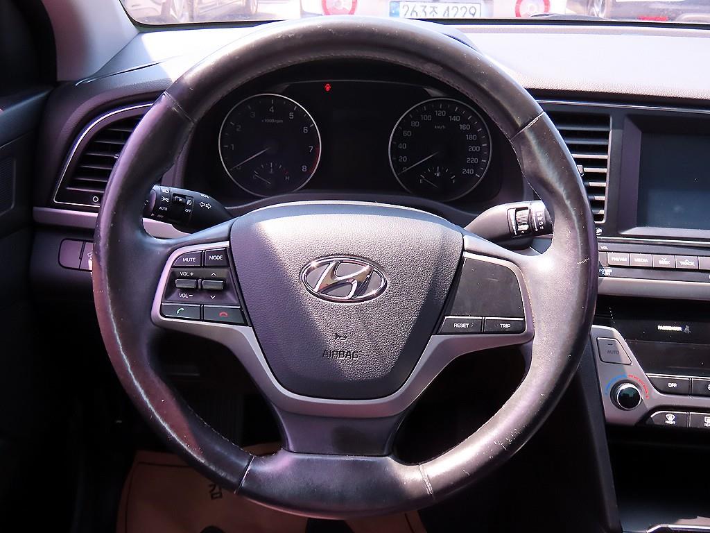 HYUNDAI Avante - Vista 7