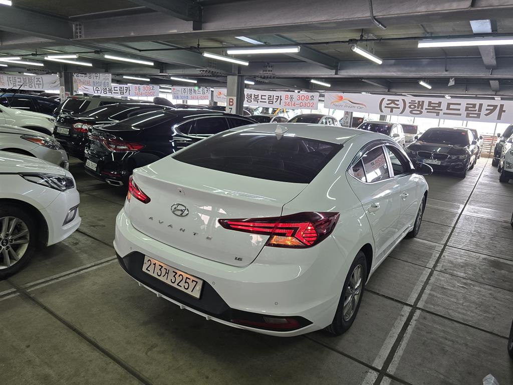 HYUNDAI Avante - Vista 2