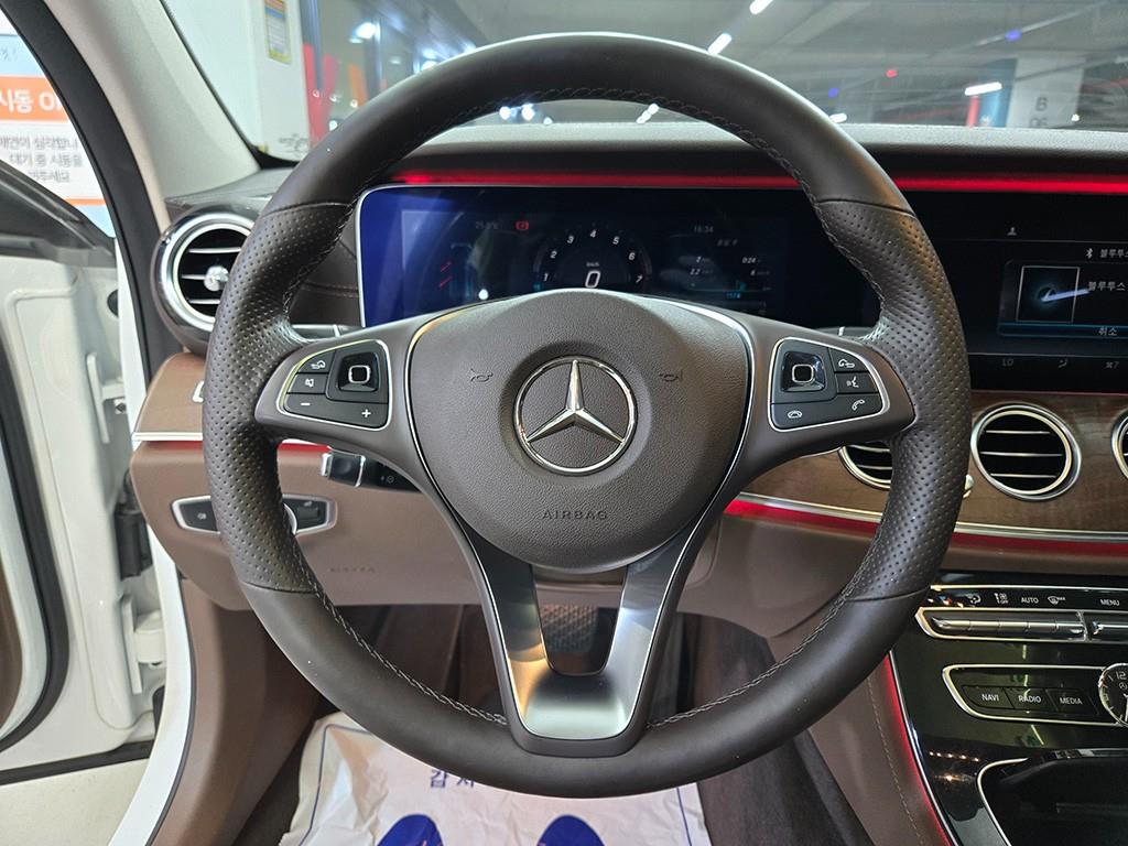 Mercedes Benz E class - Vista 8
