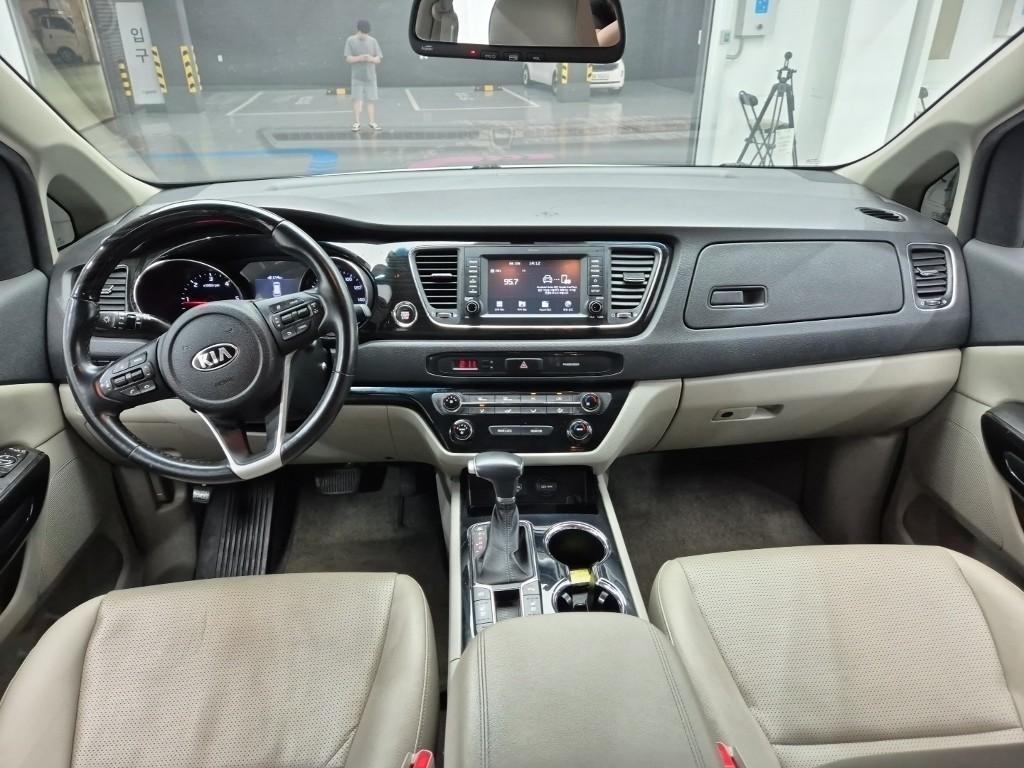 KIA Carnival - Vista 8