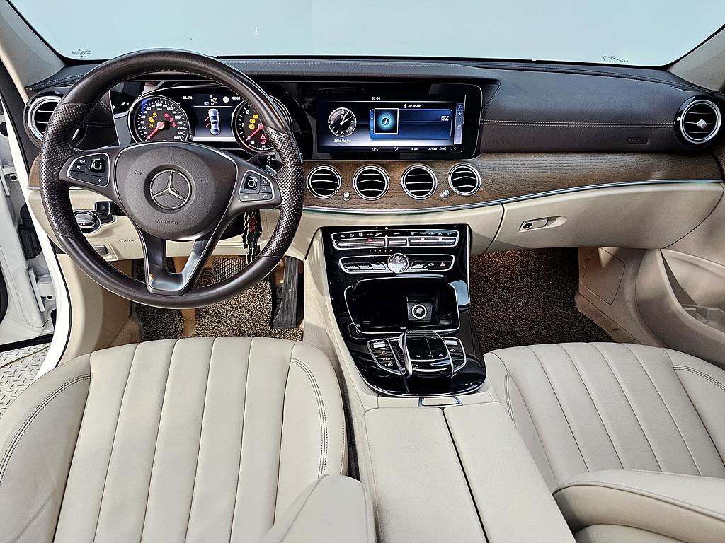 Mercedes Benz E class - Vista 5