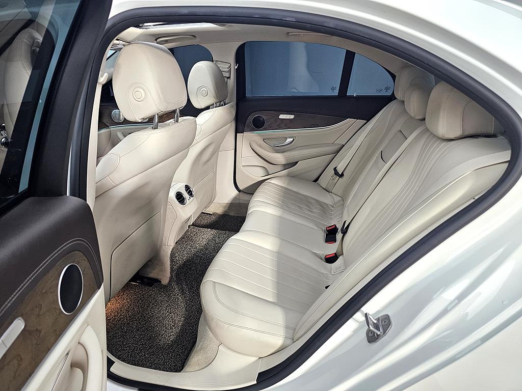 Mercedes Benz E class - Vista 9