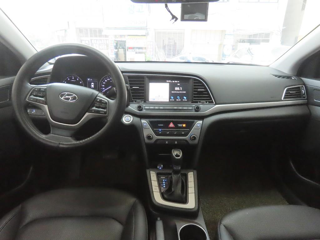HYUNDAI Avante - Vista 7