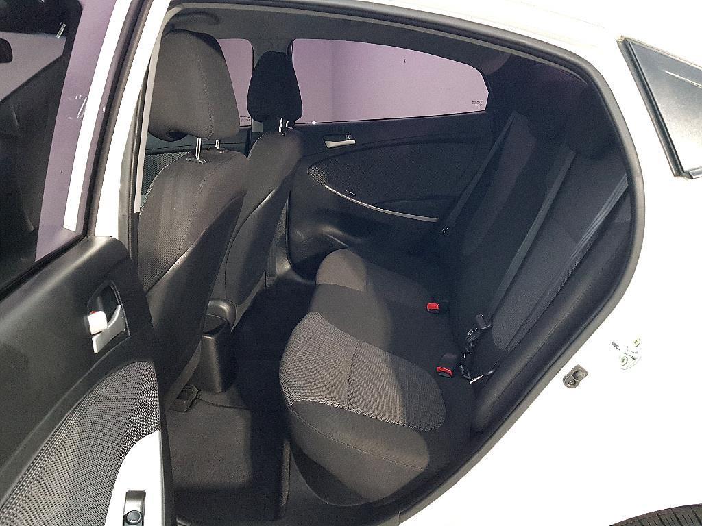 HYUNDAI Accent - Vista 9