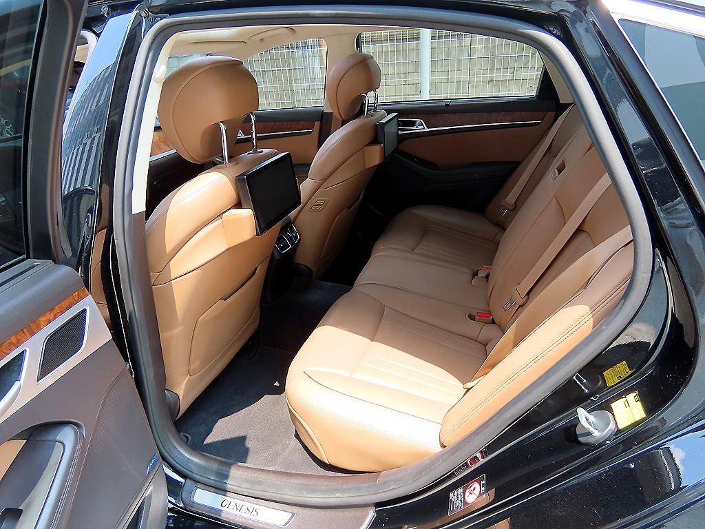 HYUNDAI Genesis - Vista 6