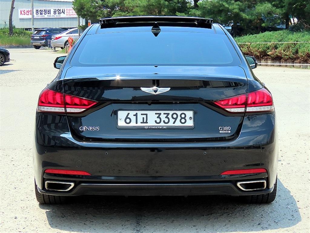 HYUNDAI Genesis - Vista 4