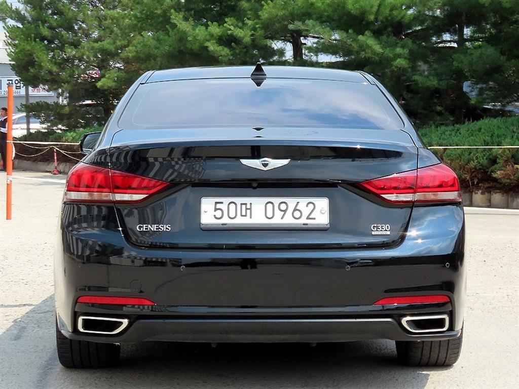 HYUNDAI Genesis - Vista 6