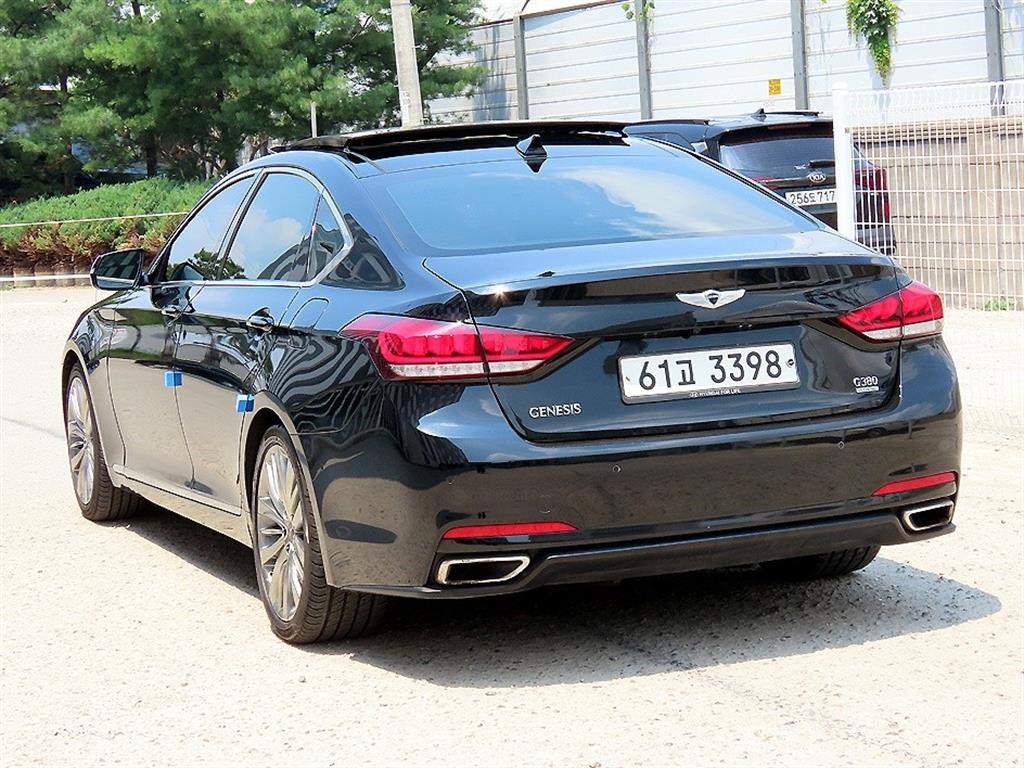 HYUNDAI Genesis - Vista 3