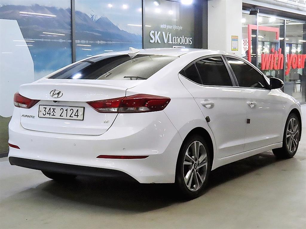 HYUNDAI Avante - Vista 4