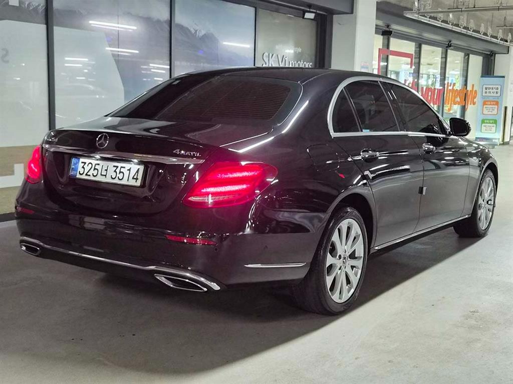 Mercedes Benz E class - Vista 4