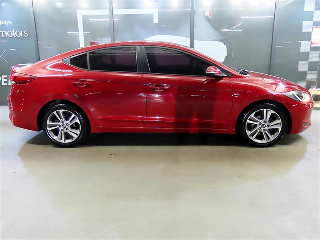 HYUNDAI Avante - Vista 3