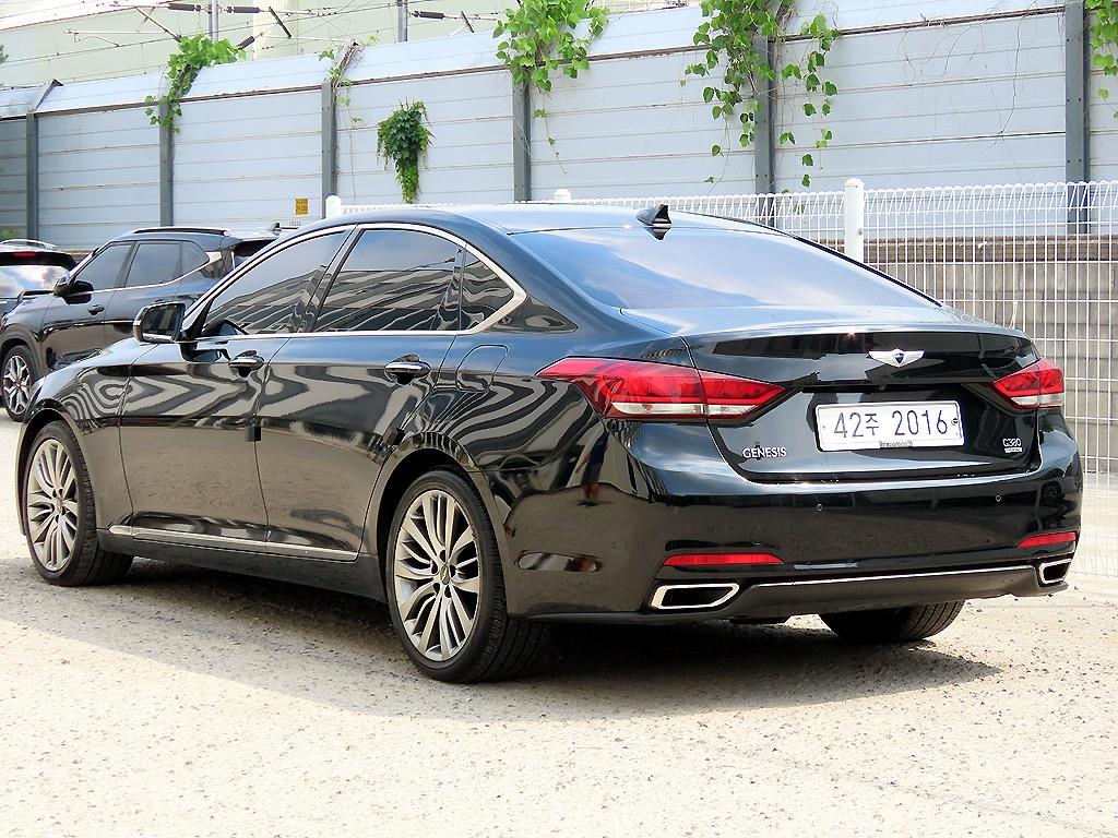 HYUNDAI Genesis - Vista 3