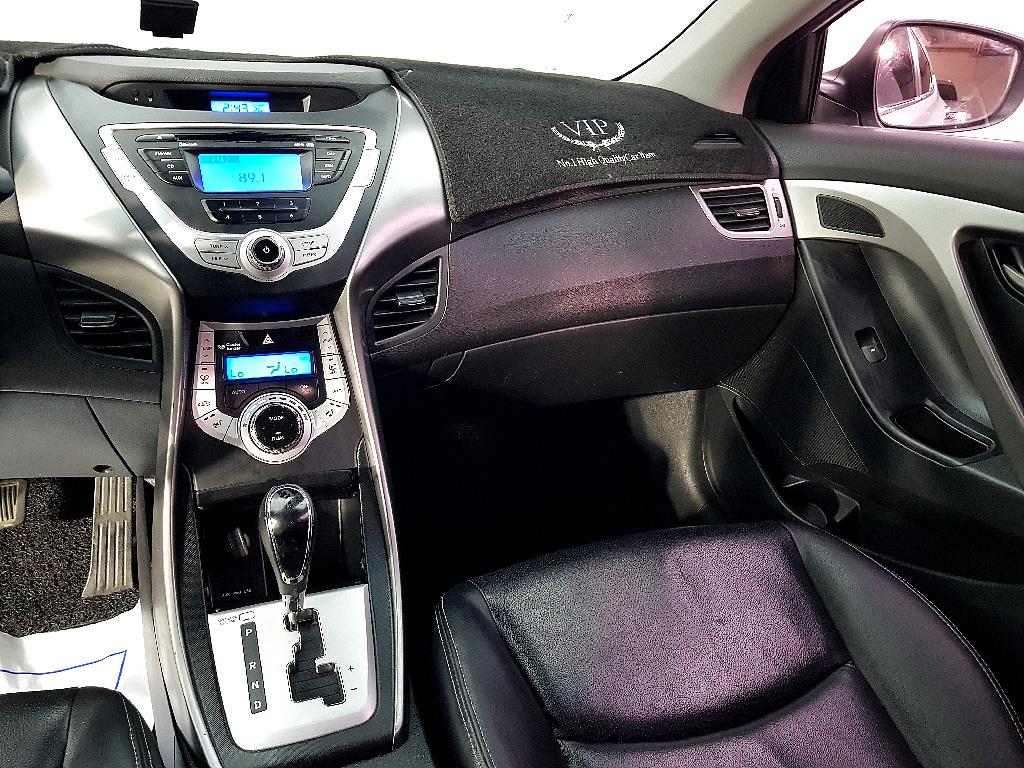 HYUNDAI Avante - Vista 10