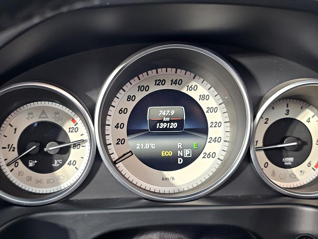 Mercedes Benz E class - Vista 9
