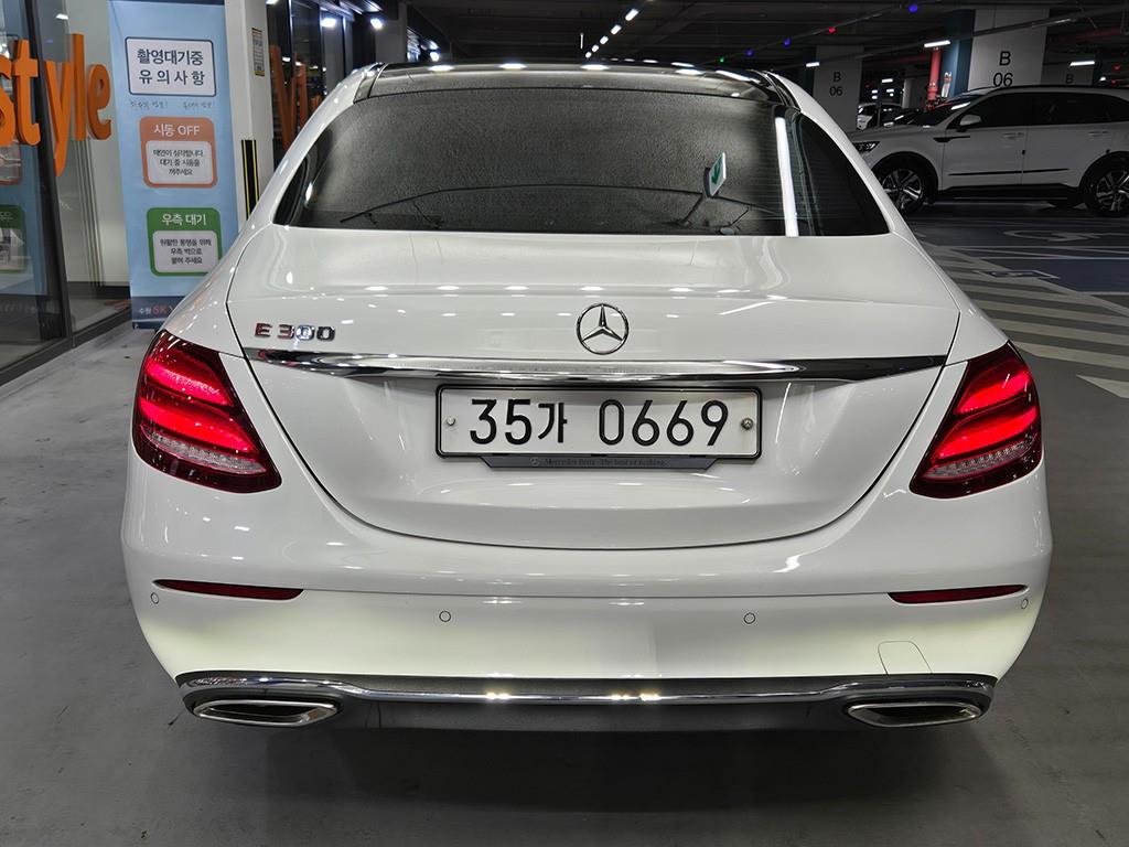 Mercedes Benz E class - Vista 5