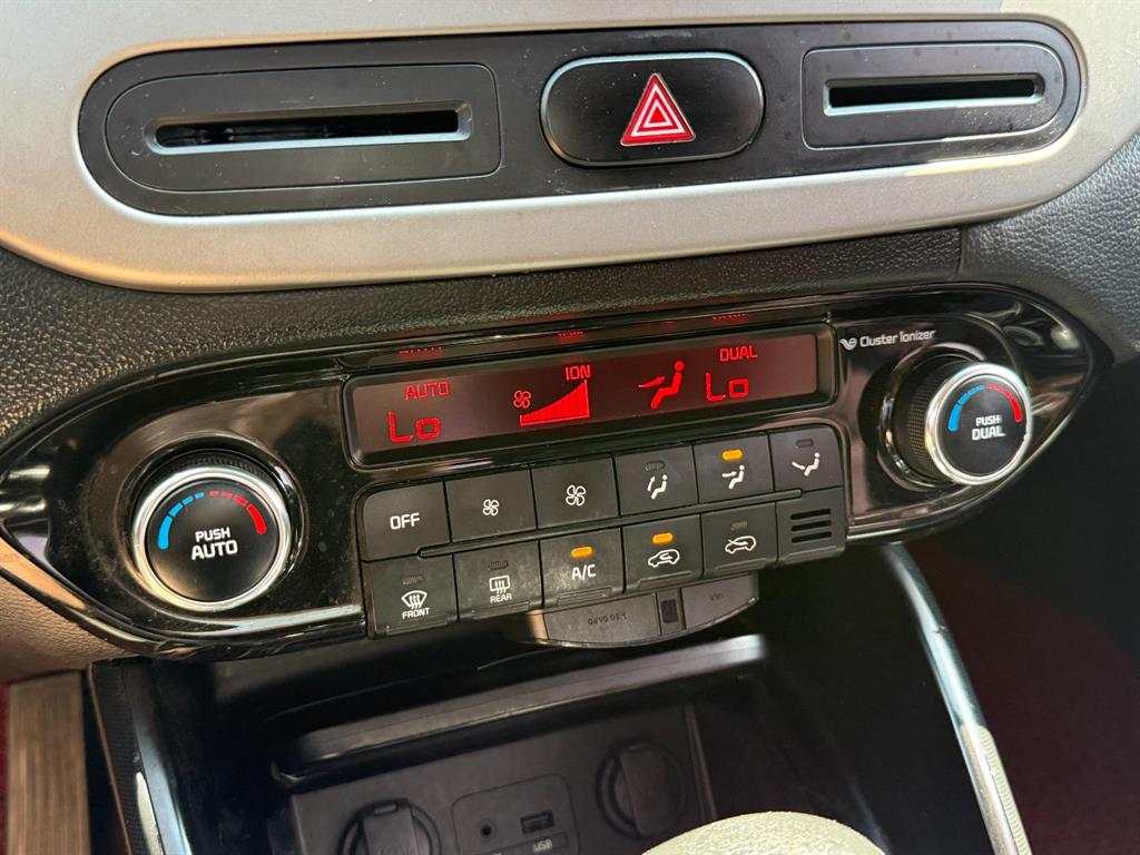 KIA Carens - Vista 11