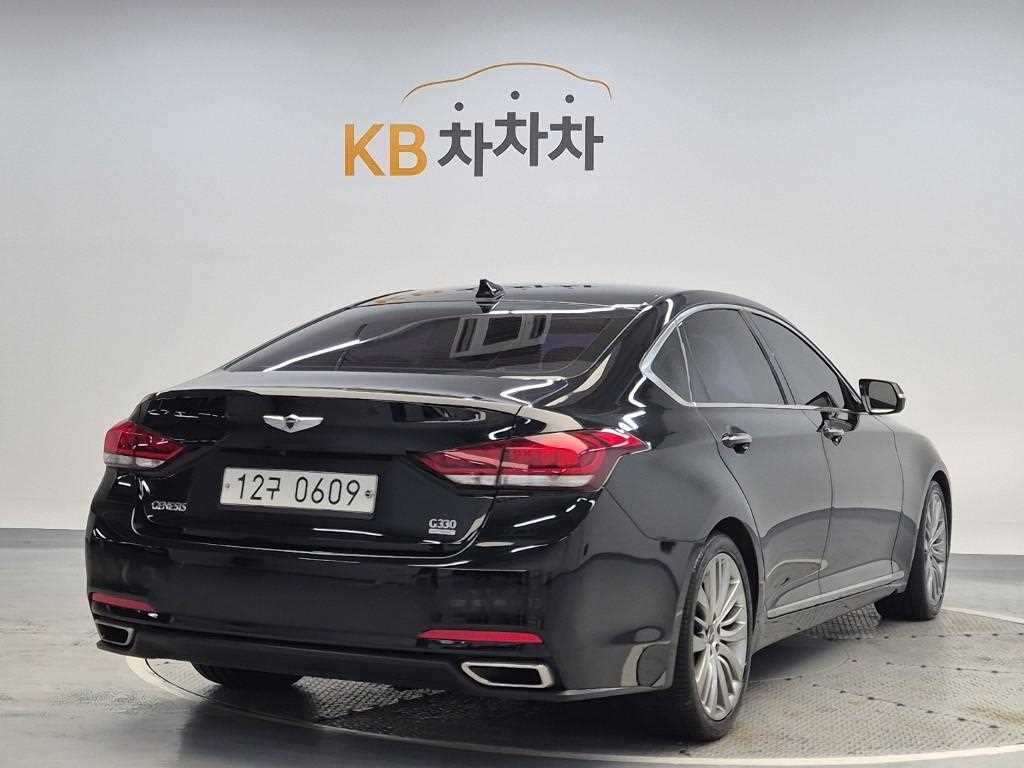 HYUNDAI Genesis - Vista 3