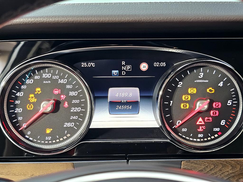 Mercedes Benz E class - Vista 7