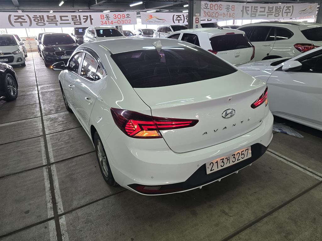 HYUNDAI Avante - Vista 7