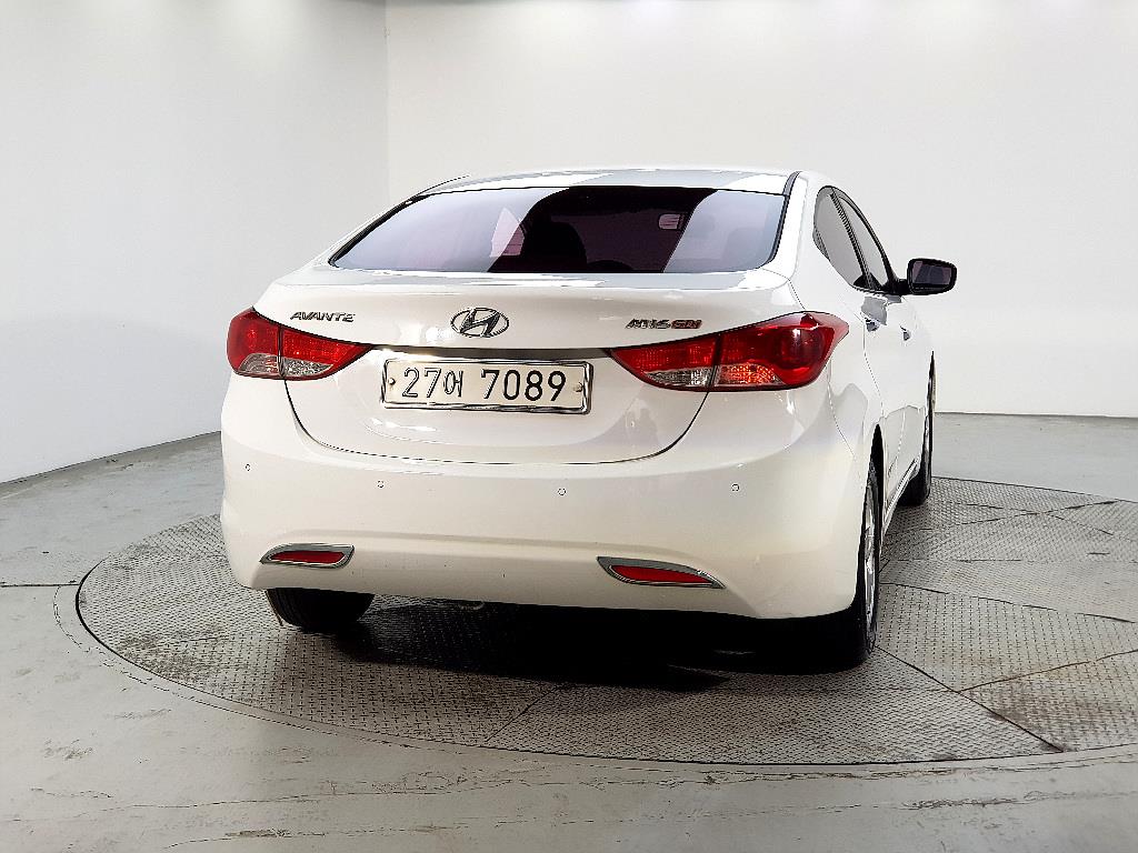 HYUNDAI Avante - Vista 3