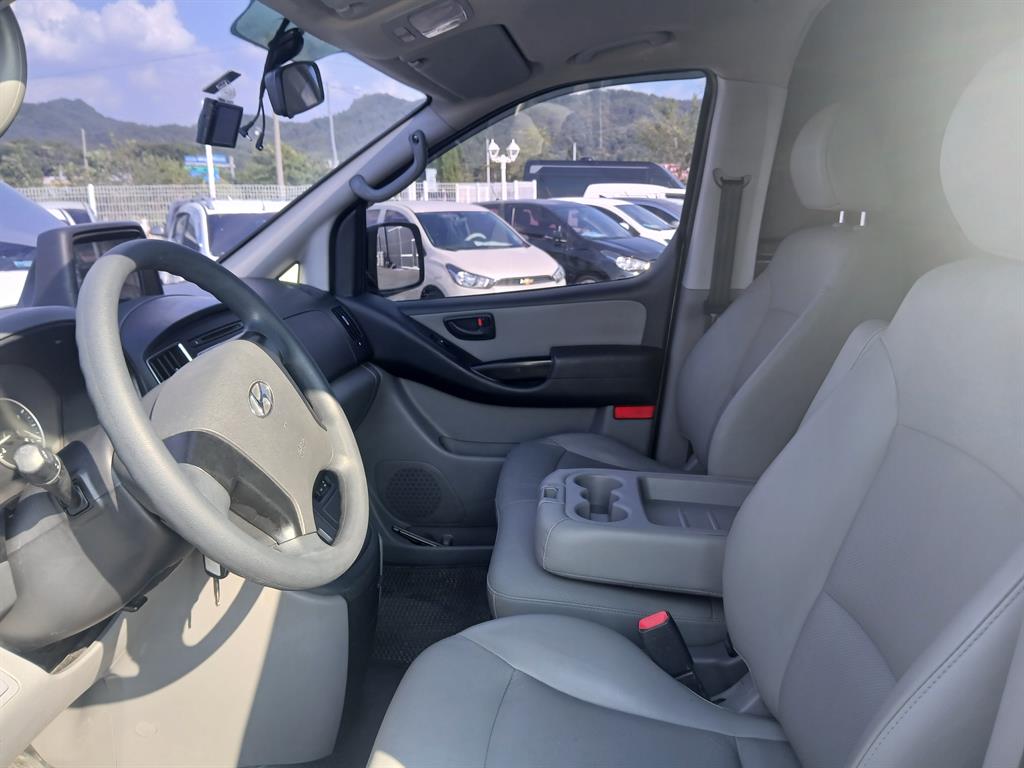 HYUNDAI Starex - Vista 8