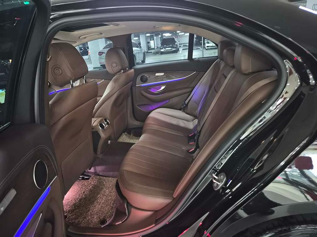 Mercedes Benz E class - Vista 7