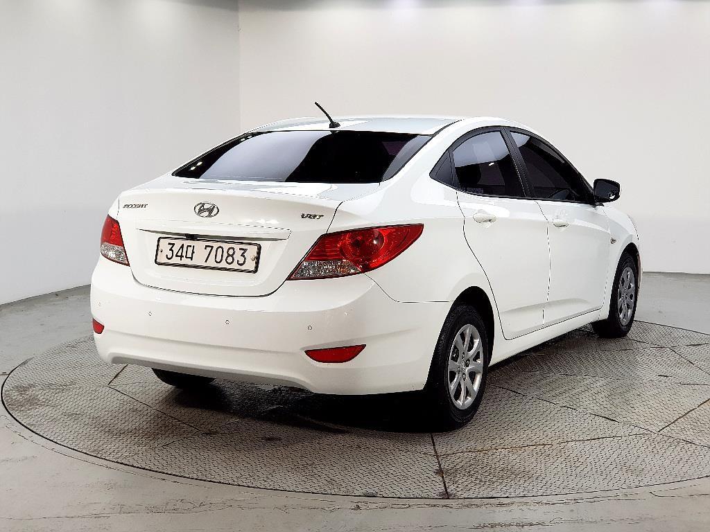 HYUNDAI Accent - Vista 4