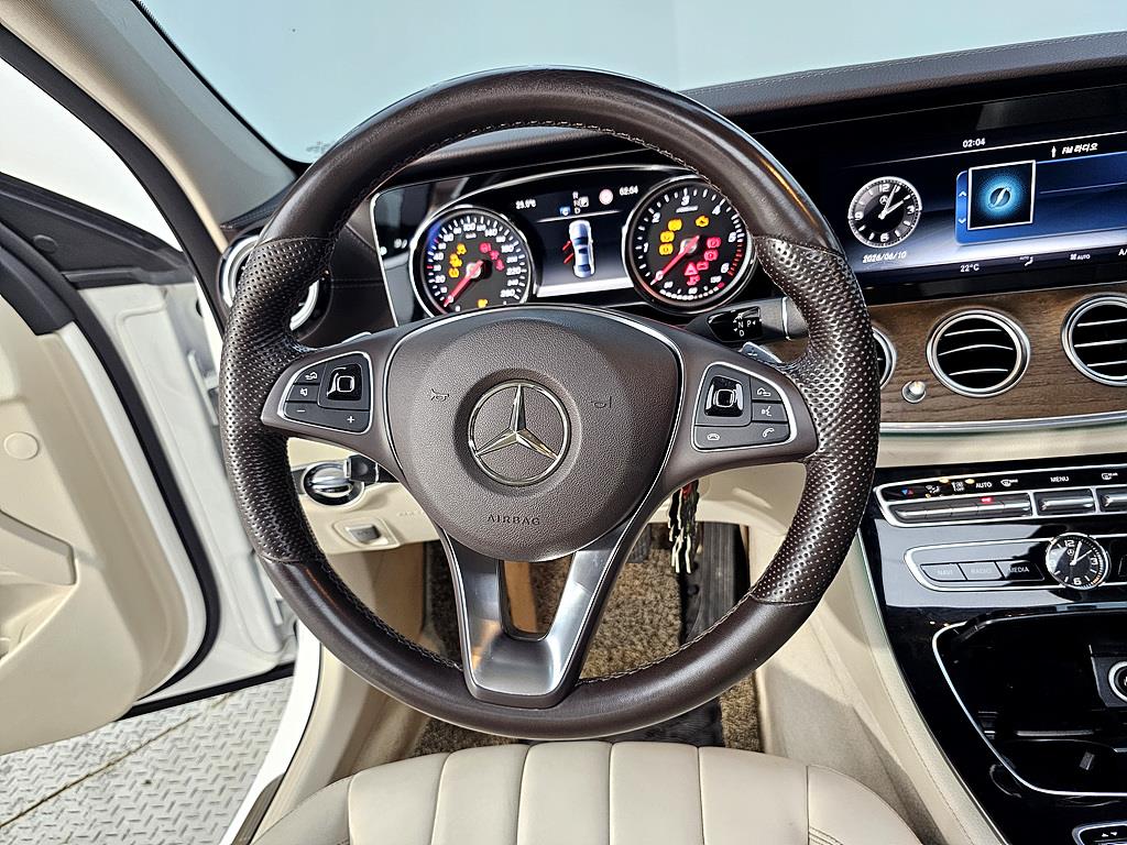 Mercedes Benz E class - Vista 12