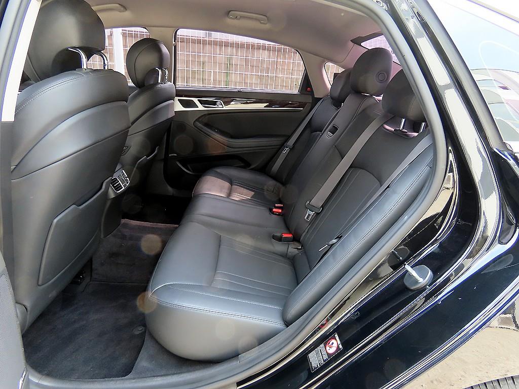 HYUNDAI Genesis - Vista 6