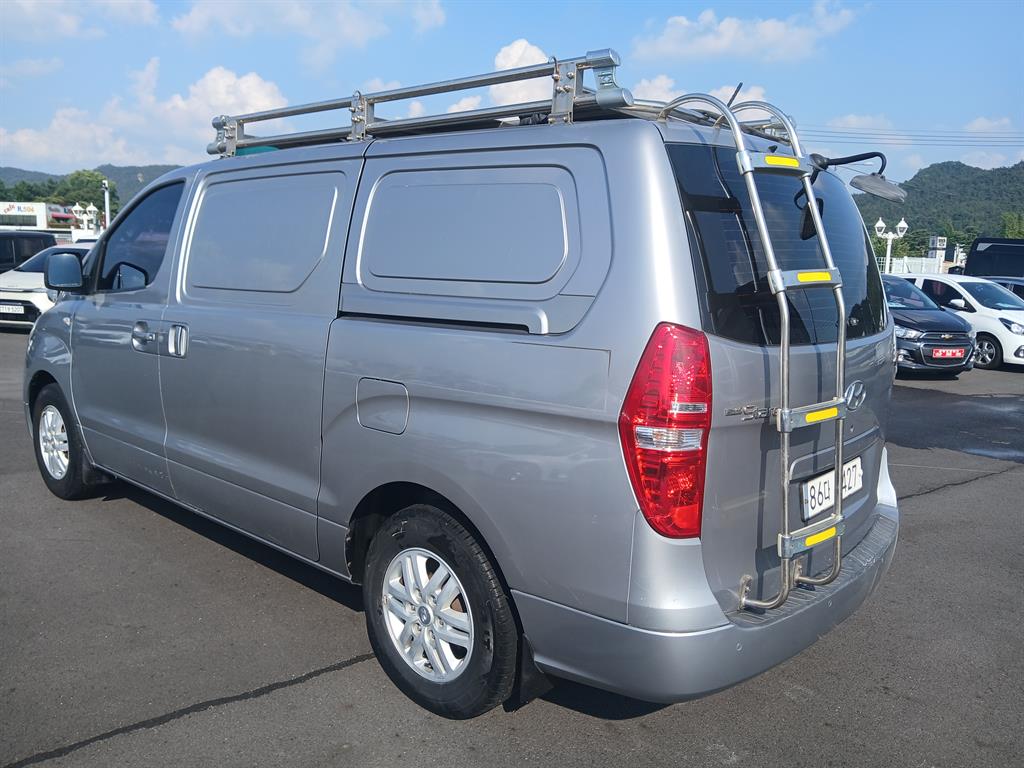 HYUNDAI Starex - Vista 2