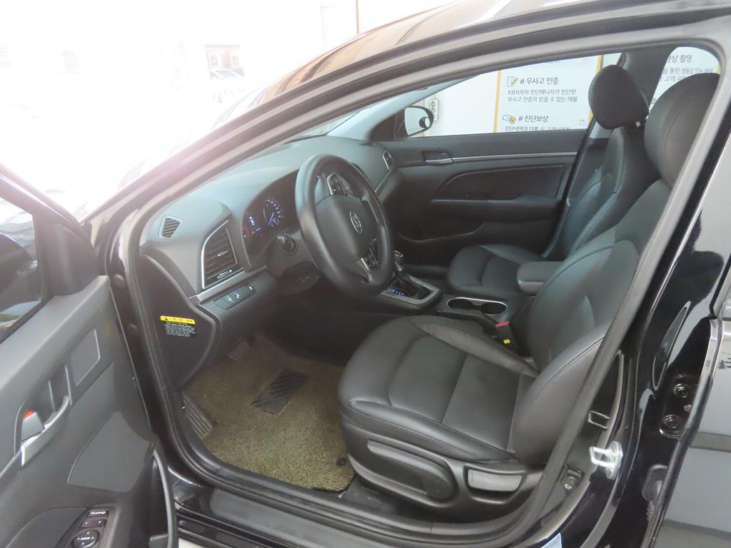 HYUNDAI Avante - Vista 5