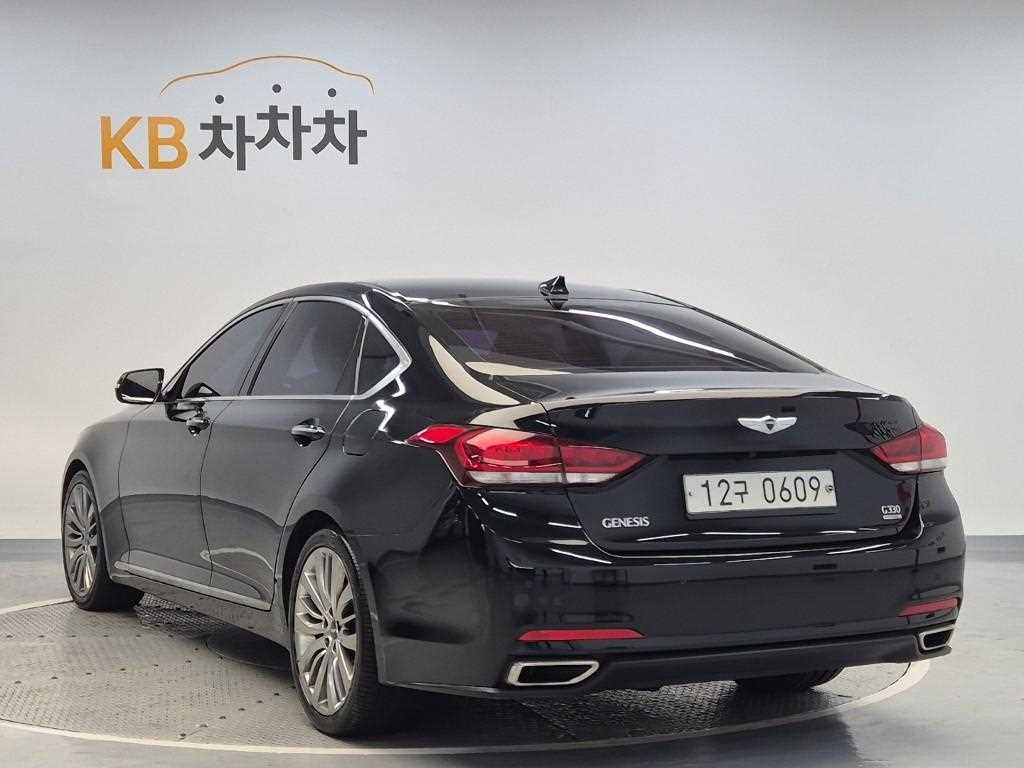 HYUNDAI Genesis - Vista 2