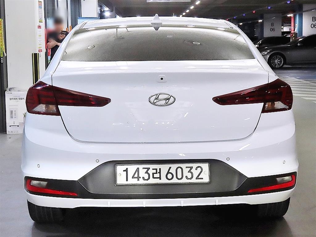 HYUNDAI Avante - Vista 5