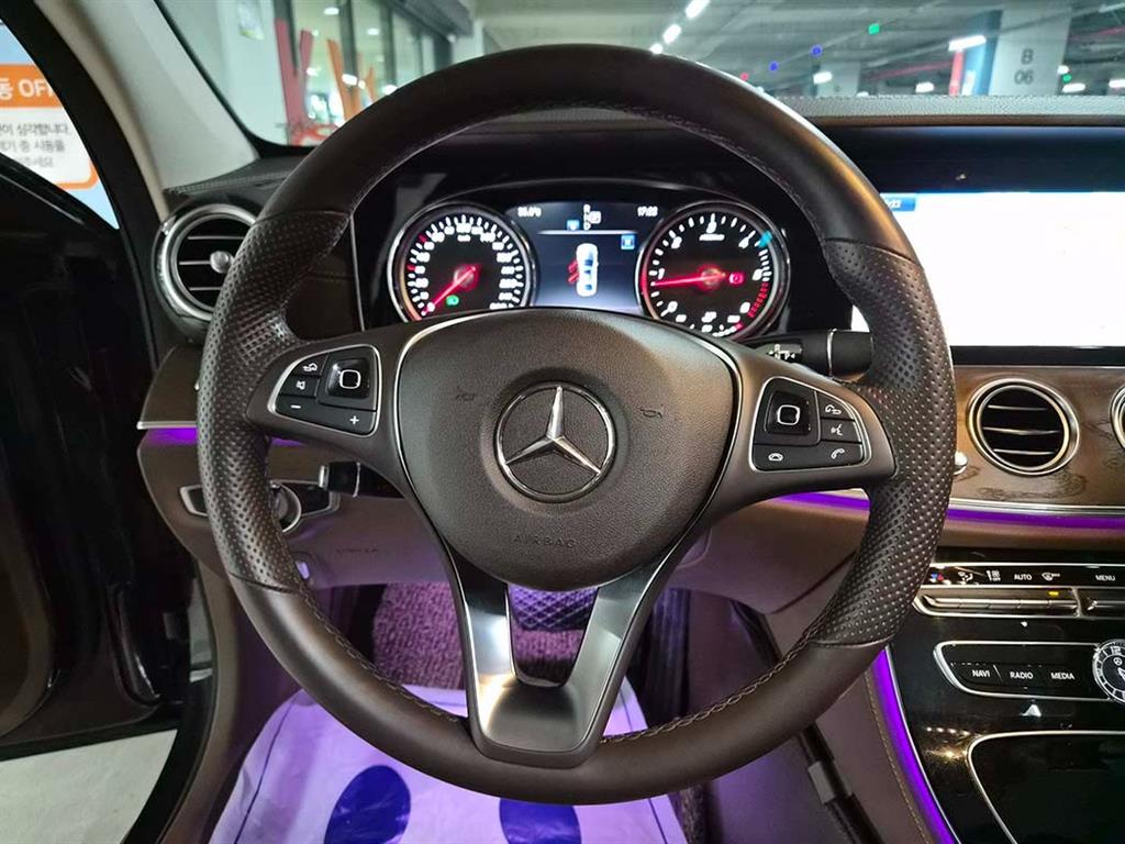 Mercedes Benz E class - Vista 8