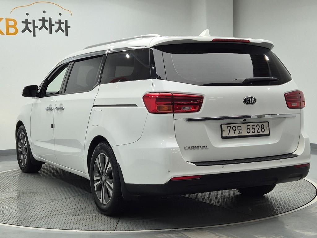 KIA Carnival - Vista 2