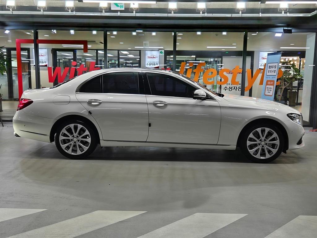 Mercedes Benz E class - Vista 3