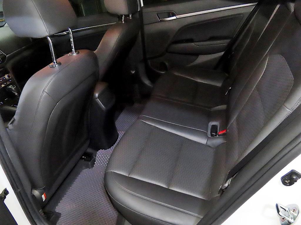 HYUNDAI Avante - Vista 7
