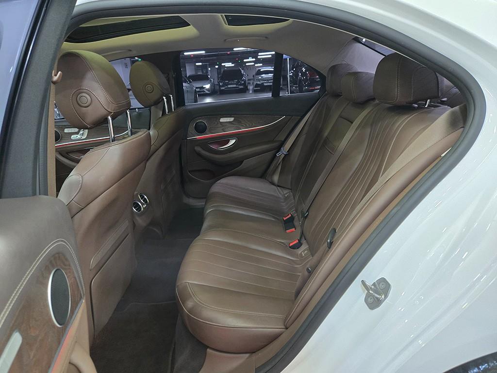 Mercedes Benz E class - Vista 7