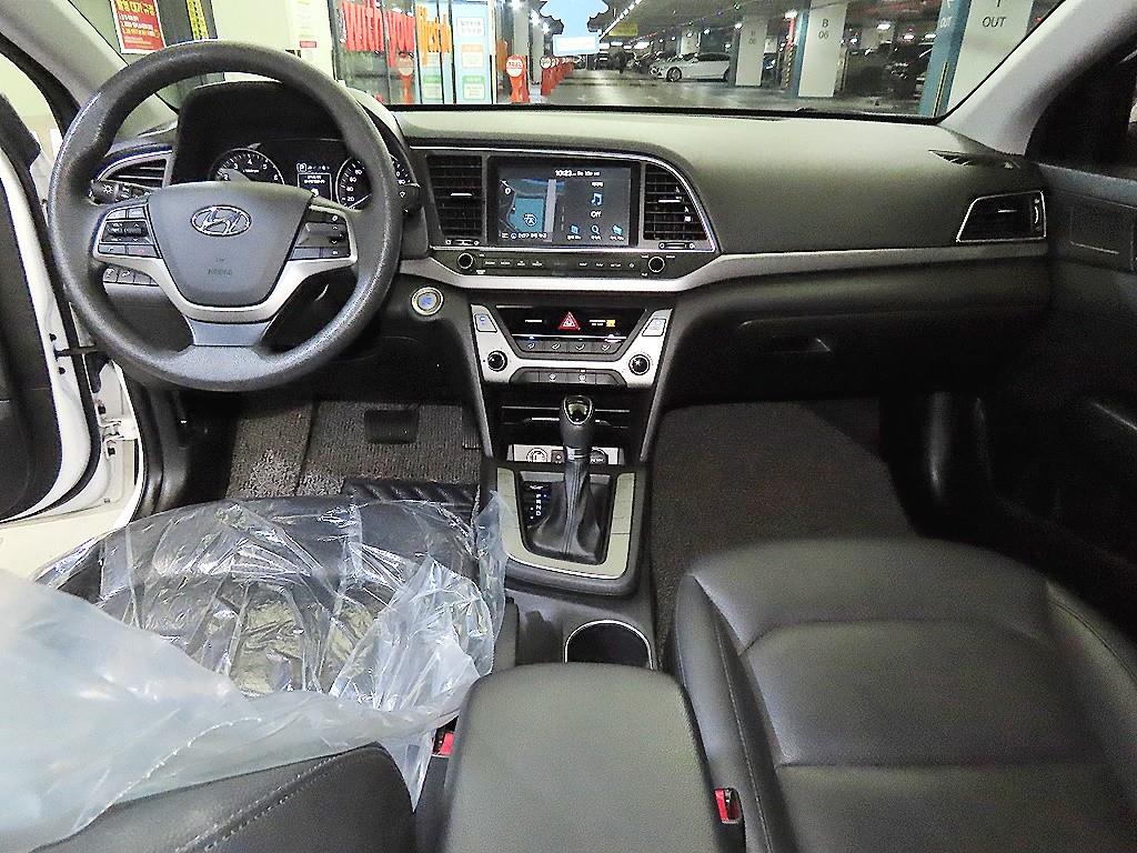 HYUNDAI Avante - Vista 10