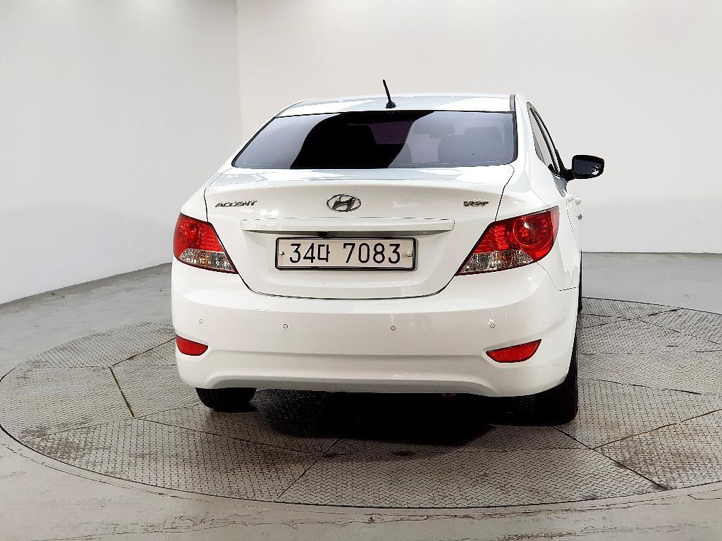 HYUNDAI Accent - Vista 3