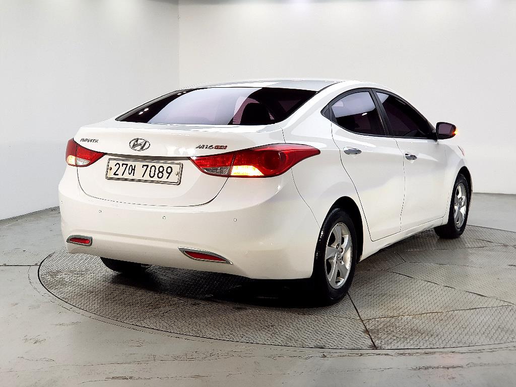 HYUNDAI Avante - Vista 4