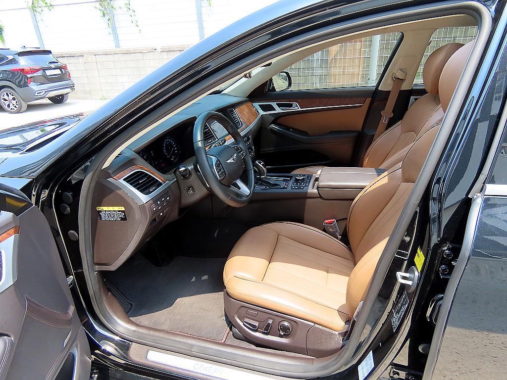 HYUNDAI Genesis - Vista 5