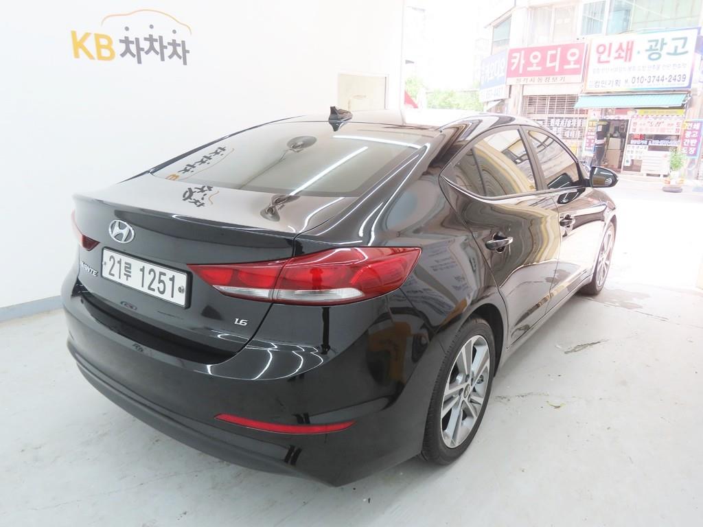 HYUNDAI Avante - Vista 3