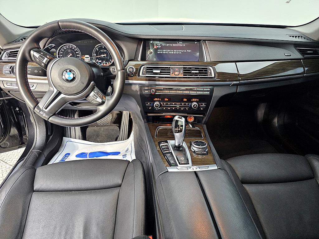 BMW 7 Series - Vista 5