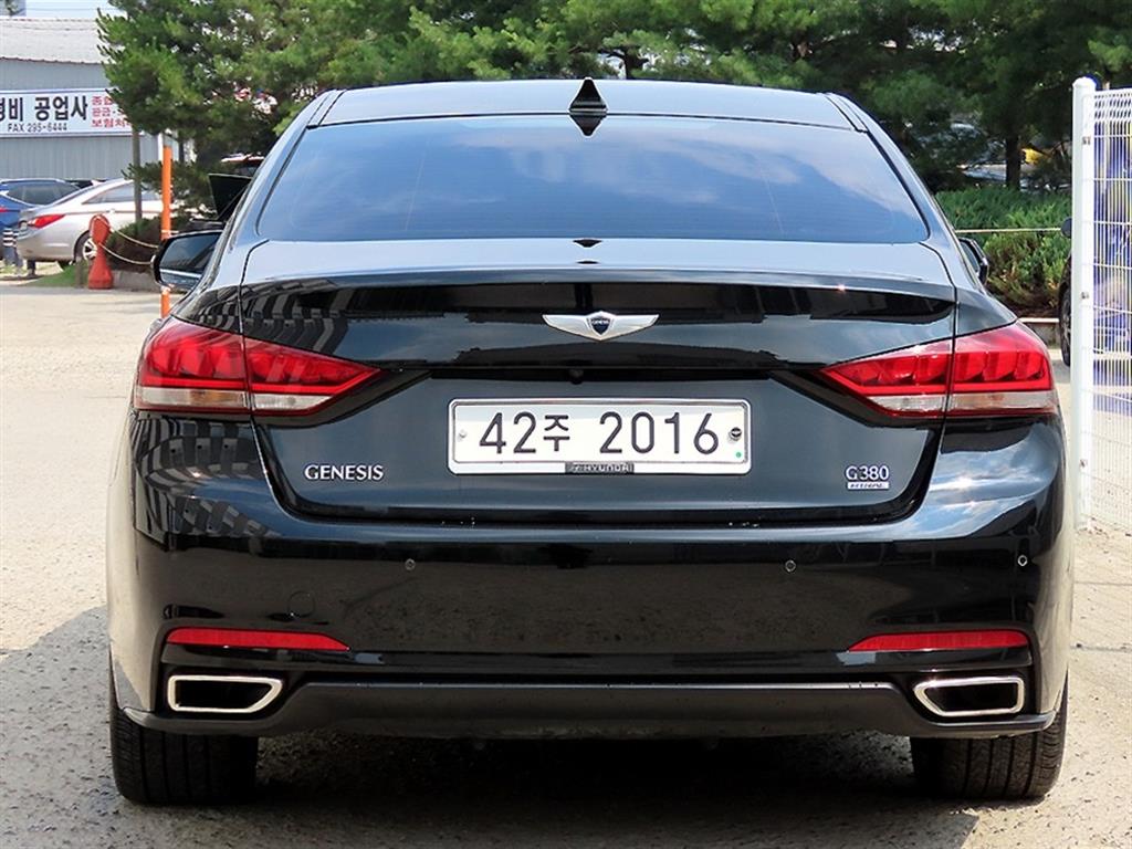 HYUNDAI Genesis - Vista 4
