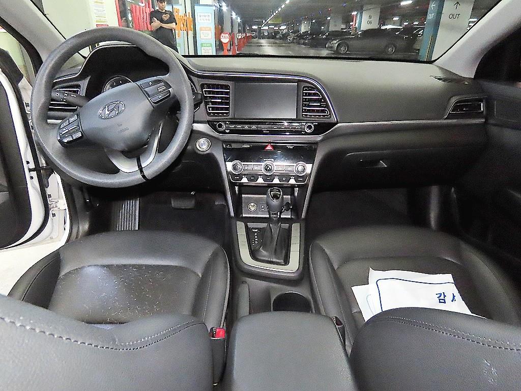 HYUNDAI Avante - Vista 10