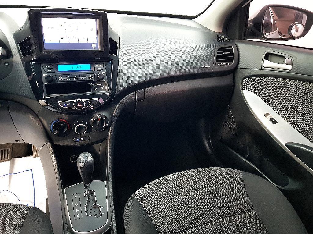 HYUNDAI Accent - Vista 10