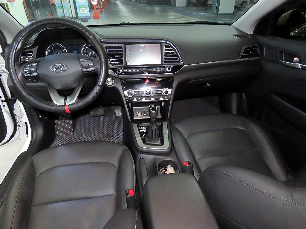 HYUNDAI Avante - Vista 10
